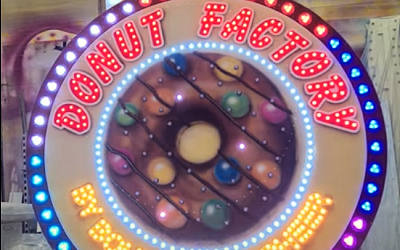 Schild mit LED-Lauflicht der Donut Factory